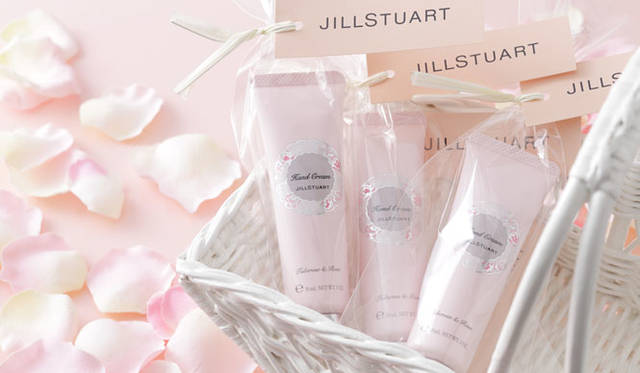 ピュアな香りと洗練されたデザインが人気の「JILL STUART RELAX」も登場。「ジルスチュアート リラックス ハンドクリーム R」（30g）1296円など