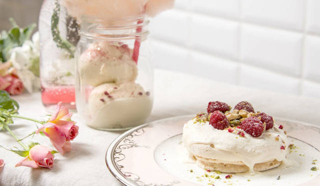 カフェでは、色とりどりのフルーツで「JILL STUART」のコスメを表現した「メレンゲケーキ」や、テーマカラーのホワイトをイメージした「ホワイトモカ」など、POP UP SHOPだけのオリジナルスウィーツやドリンクも楽しめる。さらに、期間中は「JILL STUART」限定チョコレートを販売。メレンゲケーキ 756円、クロワッサンドーナツケーキ 600円、ホワイトモカ 614円、コットンキャンディーフロート 749円など