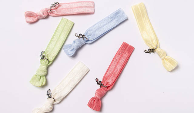 カフェメニューをのぞく、3000円（税抜）以上の購入ごとに“ガチャガチャ”にチャレンジできる。ノベルティは、このPOP UP SHOP限定のものが週替わりで登場。第1弾は、ヘアタイ（2色1組 全3種）。 2月14日（土）のバレンタインデーには花のプレゼントもあり！