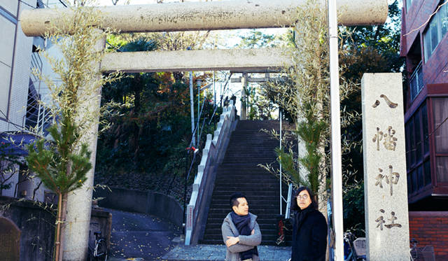 　ラボの前の大きな通りの向こうには八幡神社が。近くには昔からの骨董店や喫茶店などもあり、ホッとするエリアだ