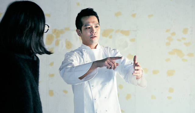 工事現場でラボの構想を説明してくれる須賀さん