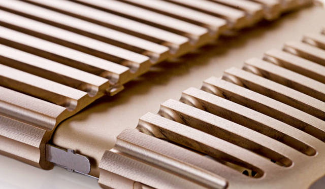 ジュラルミン製iPhone6ケース「The Slit（ザ・スリット）」