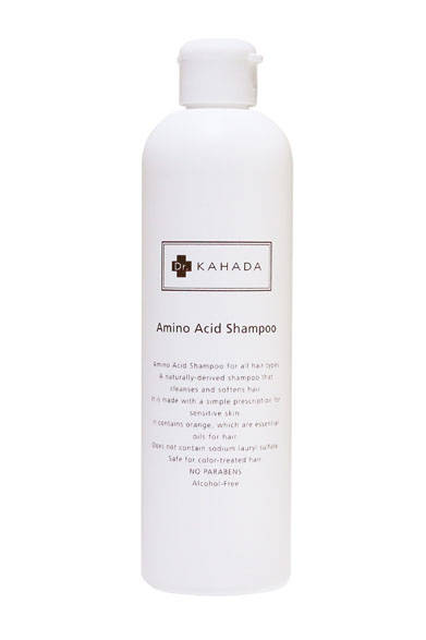 低刺激で安全性・生分解性に優れたアミノ酸系洗浄成分をたっぷりと配合したヘア＆ボディシャンプー。植物からとれる多糖類（セルロース）にプラスイオンをくわえ、柔軟性に優れたコンディショニング剤を配合。コンディショナーをつけなくてもきしまないのもうれしい。敏感肌のためのシンプル処方で、肌の敏感な方、アトピーの方、石鹸が苦手な方にも安心。天然のオレンジエッセンシャルオイル（精油）使用。皮膚科医によるアレルギーテスト済み。アルコール、パラベン不使用。ヘア＆ボディシャンプー「カハダ　ACシャンプー」3240円（300ml）