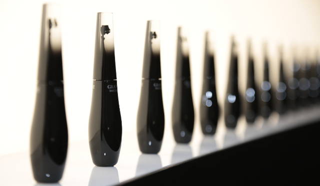 外出時にも携帯したいほどに優美なパッケージも魅力