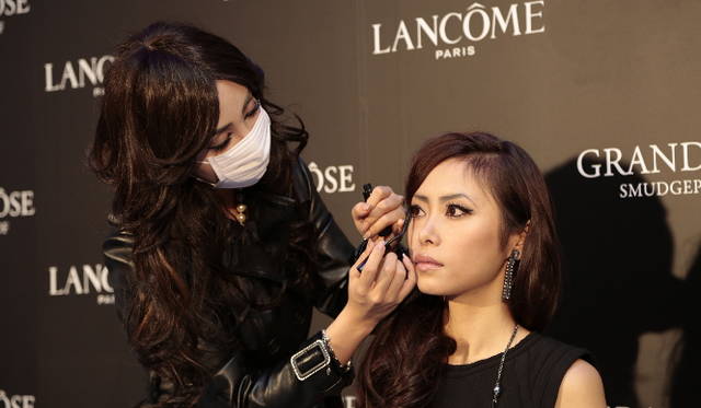 パーティにて、ペネロペ・クルス風のアイメイクを披露する、ざわちん