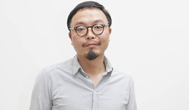 服部滋樹｜HATTORI Shigeki<br>1970年生まれ大阪府出身。「graf」代表、クリエイティブディレクター、デザイナー。インテリアショップ、デザイン会社勤務を経て、1998年にインテリアショップで出会った友人たちと「graf」を創設。建築、インテリアなどにかかわるデザインや、ブランディングディレクションなどを手がける。近年では地域再生などの社会活動にもその能力を発揮している。京都造形芸術大学芸術学部情報デザイン学科教授。