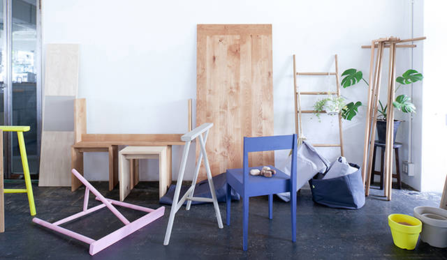 服部滋樹氏が手がけた、使い手が工夫を加えることで道具として成立する家具「TROPE」