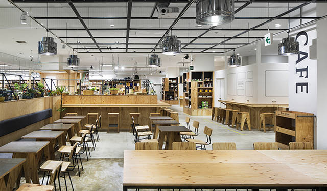 服部滋樹氏が手がけた大阪・阿倍野にあるファッションビル「フープ」内の「スタンダードブックストア あべの」