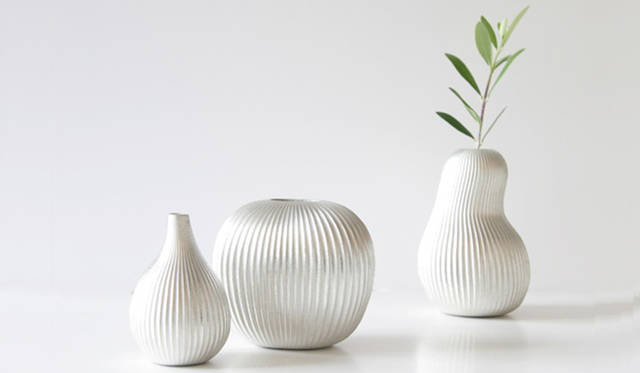 五十嵐久枝さんが手がけた、錫（すず）の特性を生かした花瓶のシリーズ。左から「無花果」「林檎」「洋梨」