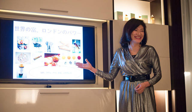 19世紀当時のイギリス・ロンドンの時代背景を解説する中野さん