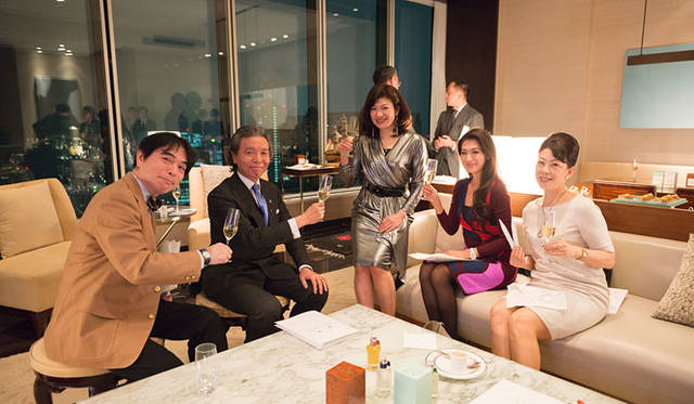 ナビゲーターの中野香織さんを囲んで左から、ワインライター葉山考太郎氏、カルロ インターナショナル代表 黒部和夫氏、Web magazine「Nstyle」編集長 廣瀬規子さん、日仏フレグランス文化財団 代表理事 地引由美さん