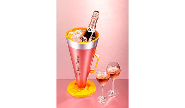 ローズラベル750mL 1本、メガフォン型アイスバケツ1つ、フルートグラス2脚のセット<br />1万2000円（税抜）