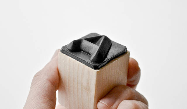 作品名｜INSTAMP、受賞者｜阿津　侑三（日本）、作品概要｜押す力や角度、回数によって書体が変化するシリコン製スタンプ