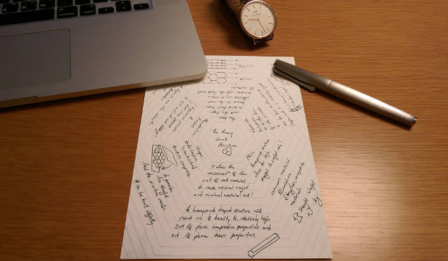 作品名｜Mnote, Mnemonic Note、受賞者｜ベンジャミン・シュエ（シンガポール）、作品概要｜人の記憶を助け重要な情報を留める手書きパッド