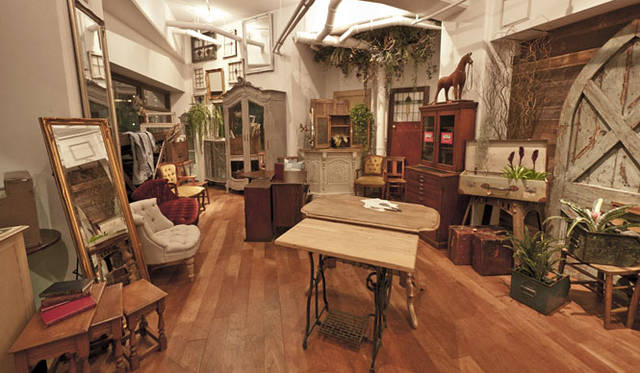 アンティーク家具をメインに取り揃えた、販売及びリースをおこなうショップ「the CONTAINER」