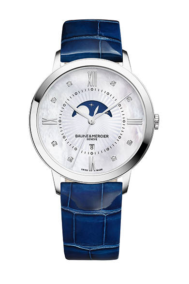 <strong>クラシマ レディス クォーツ スティール ムーンフェイズ<br/> Ref.10226</strong><br/>ケース｜ステンレススチール<br/>直径｜36.5mm<br/>厚さ｜5.65mm<br/>ムーブメント｜クォーツ<br/>機能｜日付表示<br/>防水性｜5気圧<br/>発売時期｜5月<br/>税込予価｜25万3800円<br/><br/>ボーム＆メルシエ<br/>Tel. 03-3288-6335<br/>http://www.baume-et-mercier.jp/<br/>