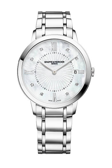 <strong>クラシマ レディスRef.10225</strong><br/>ケース｜ステンレススチール<br/>直径｜36.5mm<br/>厚さ｜5.65mm<br/>ムーブメント｜クォーツ<br/>機能｜日付表示<br/>ブレスレット｜ステンレススチール<br/>防水性｜5気圧<br/>発売時期｜5月予定<br/>税込予価｜24万3000円<br/><br/>ボーム＆メルシエ<br/>Tel. 03-3288-6335<br/>http://www.baume-et-mercier.jp/<br/>