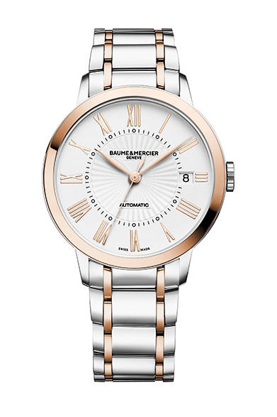 <strong>クラシマ レディス Ref.10223</strong><br/>ケース｜ステンレススチール<br/>直径｜36.5mm<br/>厚さ｜7.95mm<br/>ムーブメント｜クォーツ<br/>機能｜日付表示<br/>ブレスレット｜ステンレススチール<br/>防水性｜5気圧<br/>発売時期｜5月予定<br/>税込予価｜45万3600円<br/><br/>ボーム＆メルシエ<br/>Tel. 03-3288-6335<br/>http://www.baume-et-mercier.jp/<br/>