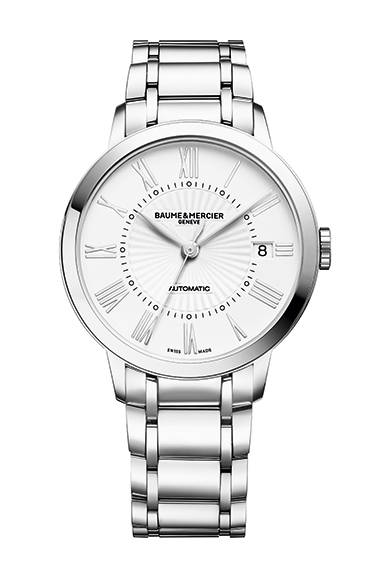 <strong>クラシマ レディスRef.10220</strong><br/>ケース｜ステンレススチール<br/>直径｜40mm<br/>厚さ｜7.95mm<br/>ムーブメント｜自動巻き（Cal.SW200ベース）<br/>機能｜日付表示<br/>ブレスレット｜ステンレススチール<br/>防水性｜5気圧<br/>発売時期｜5月予定<br/>税込予価｜28万800円<br/><br/>ボーム＆メルシエ<br/>Tel. 03-3288-6335<br/>http://www.baume-et-mercier.jp/<br/>