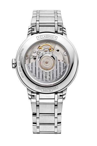 <strong>クラシマ レディスRef.10220</strong><br/>ケース｜ステンレススチール<br/>直径｜40mm<br/>厚さ｜7.95mm<br/>ムーブメント｜自動巻き（Cal.SW200ベース）<br/>機能｜日付表示<br/>ブレスレット｜ステンレススチール<br/>防水性｜5気圧<br/>発売時期｜5月予定<br/>税込予価｜28万800円<br/><br/>ボーム＆メルシエ<br/>Tel. 03-3288-6335<br/>http://www.baume-et-mercier.jp/<br/>