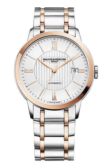 <strong>クラシマ メンズ オートマチック Ref.10214</strong><br/>ケース｜ステンレススチール<br/>直径｜40mm<br/>厚さ｜8.95mm<br/>ムーブメント｜自動巻き（Cal.SE200ベース）<br/>機能｜日付表示<br/>ストラップ｜アリゲーター<br/>防水性｜５気圧<br/>発売時期｜●月<br/>税込予価｜■■万■■円<br/><br/>ボーム＆メルシエ<br/>Tel. 03-3288-6335<br/>http://www.bm-japan.jp/<br/>