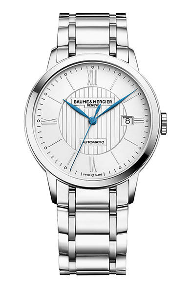 <strong>クラシマ メンズ オートマチック Ref.10215</strong><br/>ケース｜ステンレススチール<br/>直径｜40mm<br/>厚さ｜8.95mm<br/>ムーブメント｜自動巻き（Cal.SW200ベース）<br/>機能｜日付表示<br/>ブレスレット｜ステンレススチール<br/>防水性｜5気圧<br/>発売時期｜5月<br/>税込予価｜28万800円<br/><br/>ボーム＆メルシエ<br/>Tel. 03-3288-6335<br/>http://www.baume-et-mercier.jp/<br/>