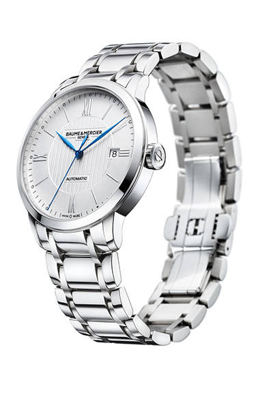 <strong>クラシマ メンズ オートマチック Ref.10215</strong><br/>ケース｜ステンレススチール<br/>直径｜40mm<br/>厚さ｜8.95mm<br/>ムーブメント｜自動巻き（Cal.SW200ベース）<br/>機能｜日付表示<br/>ブレスレット｜ステンレススチール<br/>防水性｜5気圧<br/>発売時期｜5月予定<br/>税込予価｜28万800円<br/><br/>ボーム＆メルシエ<br/>Tel. 03-3288-6335<br/>http://www.baume-et-mercier.jp/<br/>