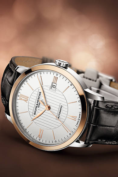 <strong>クラシマ メンズ オートマチック Ref.10216</strong><br/>ケース｜ステンレススチール<br/>直径｜40mm<br/>厚さ｜8.95mm<br/>ムーブメント｜自動巻き（Cal.SW200ベース）<br/>機能｜日付表示<br/>ストラップ｜アリゲーター<br/>防水性｜5気圧<br/>発売時期｜5月予定<br/>税込予価｜36万7200円<br/><br/>ボーム＆メルシエ<br/>Tel. 03-3288-6335<br/>http://www.baume-et-mercier.jp/<br/>