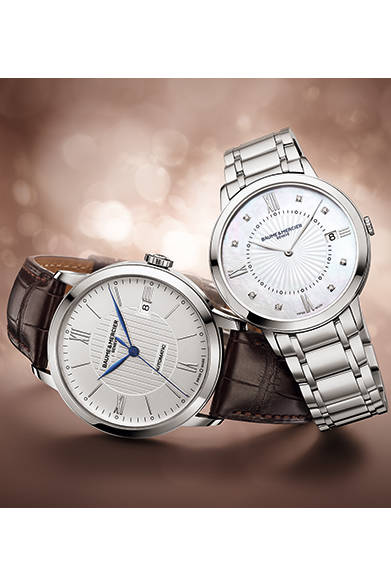 シンプルでエレガントなデザインに、メンズはダイナミック、レディスはフェミニンな雰囲気を漂わせる。<br/><br/><strong>クラシマ メンズ オートマチック Ref.10214</strong><br/>ケース｜ステンレススチール<br/>直径｜40mm<br/>厚さ｜8.95mm<br/>ムーブメント｜自動巻き（Cal.SW200ベース）<br/>機能｜日付表示<br/>ストラップ｜アリゲーター<br/>防水性｜5気圧<br/>発売時期｜5月予定<br/>税込予価｜25万3800円<br/><br/><strong>クラシマ レディス Ref.10225</strong><br/>ケース｜ステンレススチール<br/>直径｜36.5mm<br/>厚さ｜5.65mm<br/>ムーブメント｜クォーツ<br/>機能｜日付表示<br/>ストラップ｜ステンレススチール<br/>防水性｜5気圧<br/>発売時期｜5月予定<br/>税込予価｜24万3000円<br/><br/>ボーム＆メルシエ<br/>Tel. 03-3288-6335<br/>http://www.baume-et-mercier.jp/<br/>