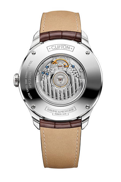 視認性に優れるビッグデイトと、ゼンマイ残量を示すパワーリザーブ表示を搭載し、実用的な１本。<br/><br/><strong>クリフトン オートマティック ビッグデイト＆パワーリザーブ</strong><br/>ケース｜ステンレススチール<br/>直径｜43mm<br/>厚さ｜12.05mm<br/>ムーブメント｜自動巻き<br/>機能｜ビッグデイト、パワーリザーブ表示<br/>ストラップ｜アリゲーター<br/>防水性｜5気圧<br/>発売時期｜4月<br/>税込予価｜44万2800円<br/><br/>ボーム＆メルシエ<br/>Tel. 03-3288-6335<br/>http://www.baume-et-mercier.jp/<br/>