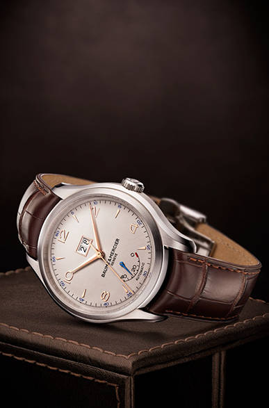 視認性に優れるビッグデイトと、ゼンマイ残量を示すパワーリザーブ表示を搭載し、実用的な１本。<br/><br/><strong>クリフトン オートマティック ビッグデイト＆パワーリザーブ</strong><br/>ケース｜ステンレススチール<br/>直径｜43mm<br/>厚さ｜12.05mm<br/>ムーブメント｜自動巻き<br/>機能｜ビッグデイト、パワーリザーブ表示<br/>ストラップ｜アリゲーター<br/>防水性｜5気圧<br/>発売時期｜4月<br/>税込予価｜44万2800円<br/><br/>ボーム＆メルシエ<br/>Tel. 03-3288-6335<br/>http://www.baume-et-mercier.jp/<br/>