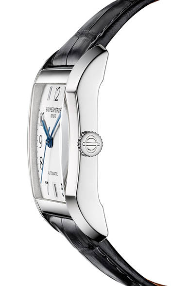 ブランドのロゴである“φ”が象徴する“黄金比率”の言葉がピッタリなスマートな角型モデル。<br/><br/><strong>ハンプトン オートマティック</strong><br/>ケース｜ステンレススチール<br/>サイズ｜縦47×横31mm<br/>厚さ｜10mm<br/>ムーブメント｜自動巻（Cal.2892-A2ベース）<br/>機能｜日付表示<br/>ストラップ｜アリゲーター<br/>防水性｜5気圧<br/>発売時期｜4月予定<br/>税込予価｜29万1600円<br/><br/>ボーム＆メルシエ<br/>Tel. 03-3288-6335<br/>http://www.baume-et-mercier.jp/<br/>