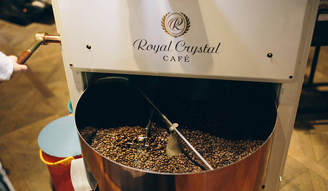 焙煎を終了した豆は、残っている熱でどんどん焙煎が進んでしまうため、ロースターから出てくるのと同時に、冷却箱で撹拌され、熱を冷ます