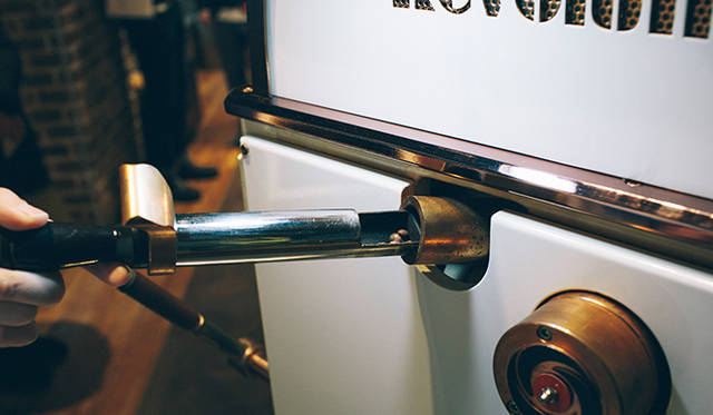 テストスプーンで、ロースターのなかの豆をすくってみる。1爆ぜのタイミングで、一瞬にして色が変化する