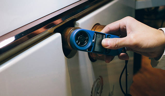 ロースター内の風力を測定。どのくらい風が出て、どのくらい吸っているのかがわかることで、圧力もチェックできる