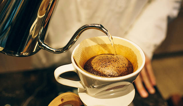 今回、特別に「焙煎したて」と、焙煎後5日経過したものを、同じドリップ抽出で、飲み比べさせていただいた