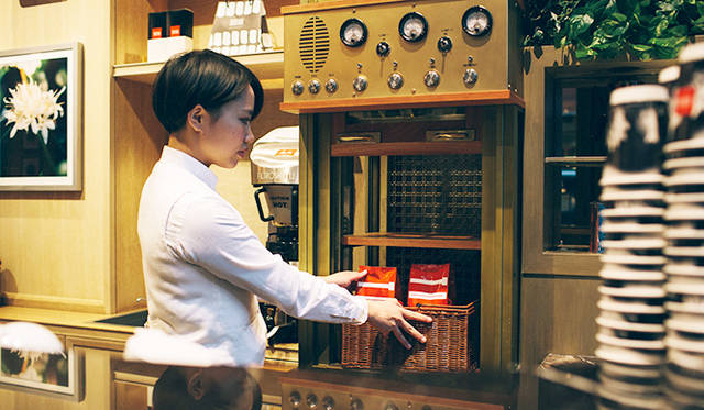 豆の運搬専用の小さなエレベーター。2階で焙煎したばかりの豆を1階のショップへ運んでいる