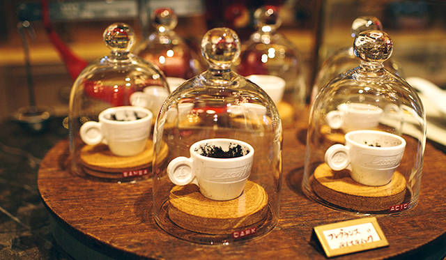 ガラスの蓋つきケースのなかに、焙煎後の豆がサンプルとして並ぶ。案外、粉を直接かぐよりも、蓋上にたまっている香りをかいだほうが、わかりやすいのだとか