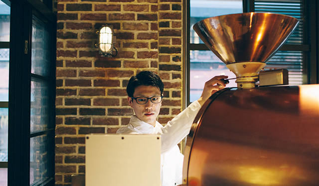 焙煎中、ロースターの音に耳を澄ませ、計測器の目盛りを見つめ、時折、テストスプーンで焙煎中の豆をすくって色や香りをチェック……と、つねに真剣な表情の滑川さん