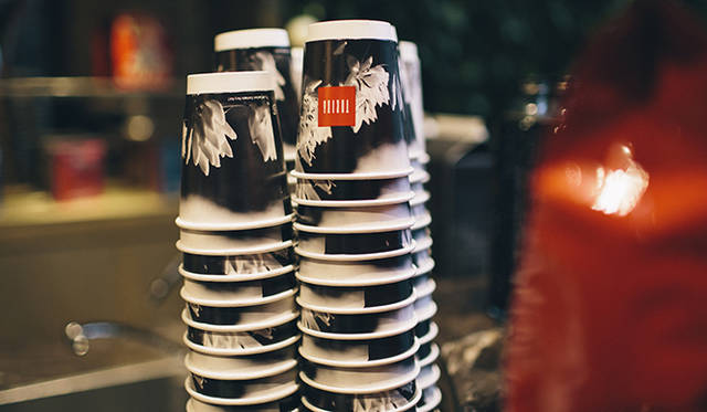 テイスティングは1カップ100円ととても良心的。銀座にあって、一般的なカフェ以上の設えをもつにも関わらず、スタイルはあくまで「豆屋」さん