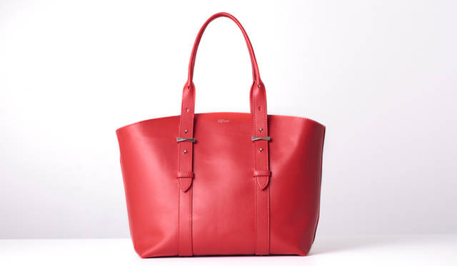 ミディアムサイズのトートバッグ [W45 × H32 × D23 cm] 29万5920円 写真のほかに別のカラーも展開