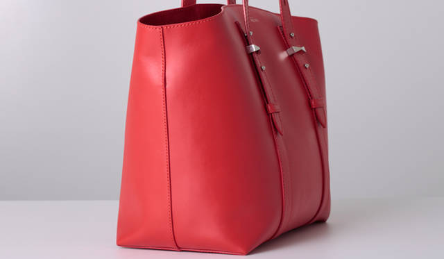 ミディアムサイズのトートバッグ [W45 × H32 × D23 cm] 29万5920円 写真のほかに別のカラーも展開