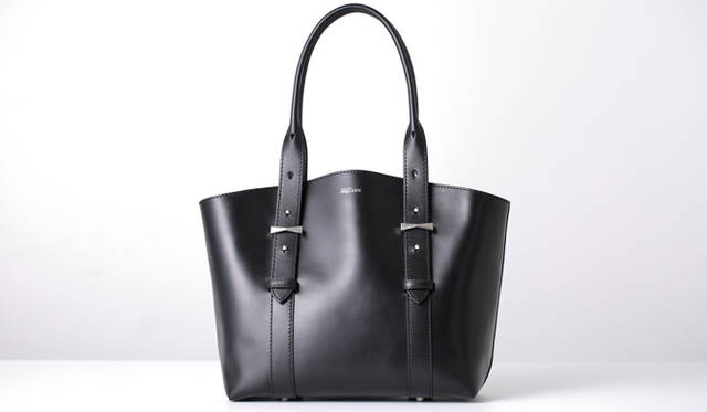 スモールサイズのトートバッグ [W40 × H28 × D17 cm] 26万6760円 写真のほかに別のカラーも展開