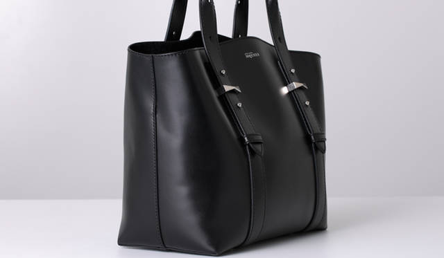 スモールサイズのトートバッグ [W40 × H28 × D17 cm] 26万6760円 写真のほかに別のカラーも展開