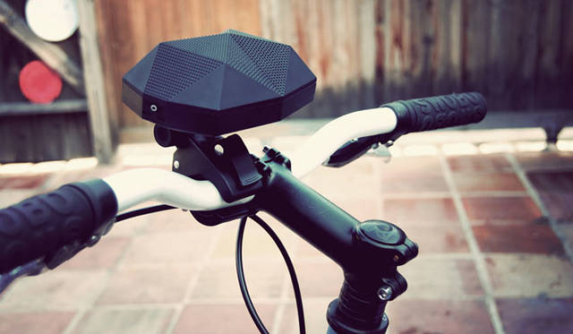 防水・防塵・耐衝撃性を兼ね備えたカラフルなワイヤレススピーカー「Turtle Shell 2.0」（全8色）1万9440円