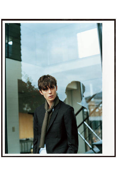 <strong>ファブリック：SUPERFINE STITCH STRIPE（スーパーファイン スティッチ ストライプ）</strong><br />ジャケット8万9640円、カットソー1万800円、スカーフ2万2680円（すべてマーガレット・ハウエル）