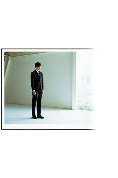 <strong>ファブリック：SUPERFINE END ON END（スーパーファイン エンド オン エンド）</strong><br />快適で軽快な着心地を演出するエンド オン エンドのセットアップに、ジョンスメドレー別注のカーディガンを合わせて、端正な大人の雰囲気を。ジャケット8万9640円、カーディガン3万6720円、シャツ3万5640円（店舗限定）、トラウザーズ4万5360円、ネクタイ1万6200円、シューズ参考商品（すべてマーガレット・ハウエル）