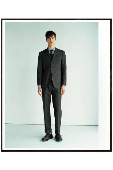 <strong>ファブリック：SUPERFINE P.O.W.（Prince of Wales＜プリンス オブ ウェールズ＞）</strong><br />柔らかい風合いが特徴の平織がもたらす落ち着いた雰囲気を、清涼感あるコットンリネンシャツとドットタイのコンビネーションですっきりシャープに演出。ジャケット8万9640円、シャツ2万3760円、トラウザーズ4万5360円、ネクタイ1万6200円、ベルト1万7280円、ソックス3240円、シューズ8万5320円（すべてマーガレット・ハウエル）