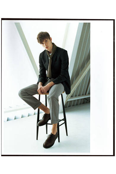 <strong>ファブリック：SUPERFINE STITCH STRIPE（スーパーファイン スティッチ ストライプ）</strong><br />コットンリネンのトラウザーズに、白のカットソーを合わせて、今季のスタイリングのポイントとなるシルクスカーフでアクセントを。ジャケット8万9640円、カットソー1万800円、トラウザーズ3万1320円、スカーフ2万2680円（すべてマーガレット・ハウエル）、シューズ5万1840円（MHL.）