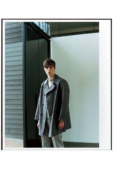 マッキントッシュコート19万4400円（店舗限定）、シャツ3万240円、トラウザーズ3万240円（すべてマーガレット・ハウエル）、ニット3万240円（MHL.）